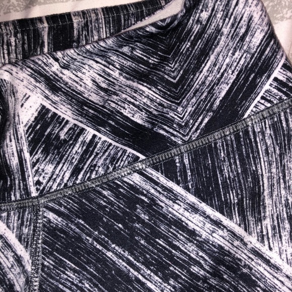 COPY - Lululemon Brushstroke B&W Crops Wunder - Picture 2 of 5